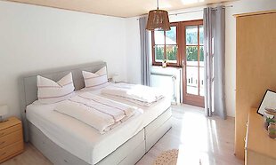 Schlafzimmer mit Doppelbett in der Ferienwohnung 2